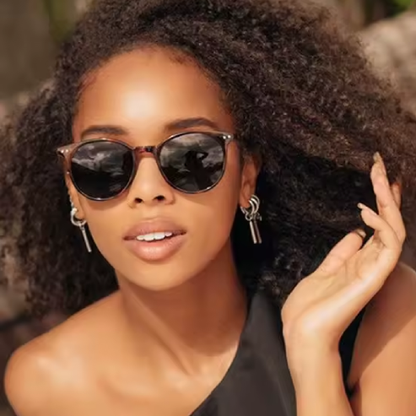 Lunettes de soleil rondes vintage – design rétro 2024 avec rivets stylés, monture unisexe, teintes jaune ou bleu, look signature
